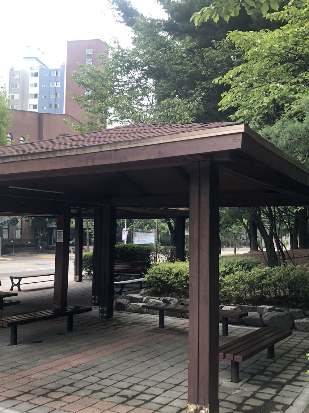 한가람한양 아파트 — 금연아파트로 지정되어 곳곳에 금연구역 표시가 있습니다.