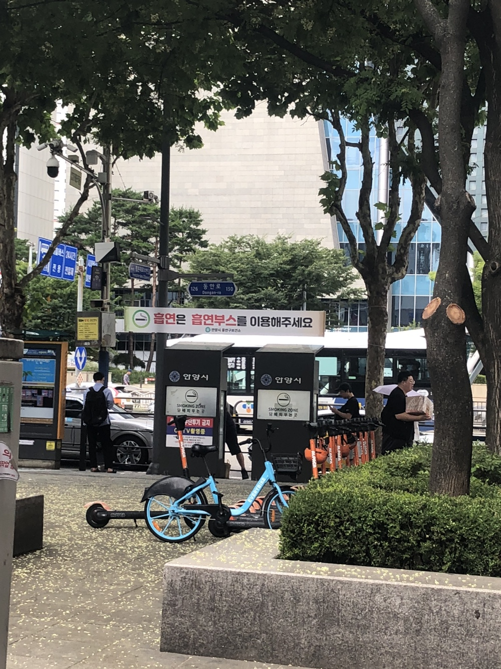 범계역 신한은행 앞 — 정확한 주소 특정이 어려운 케이스로, 공공 데이터만으로는 파악 불가능한 흡연 장소입니다.